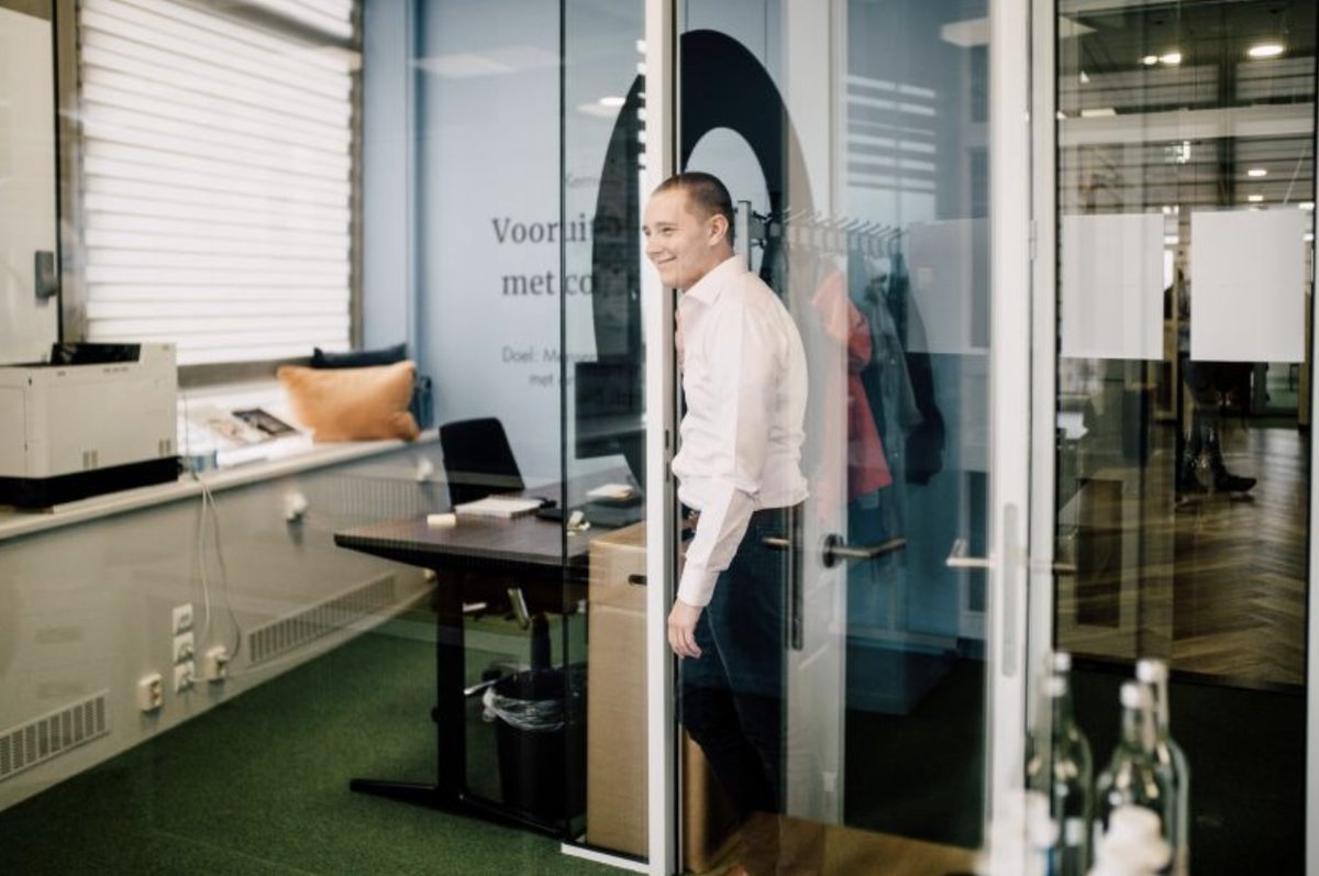 Kevin van Grondelle stepping into a meeting room at the Onemeeting office