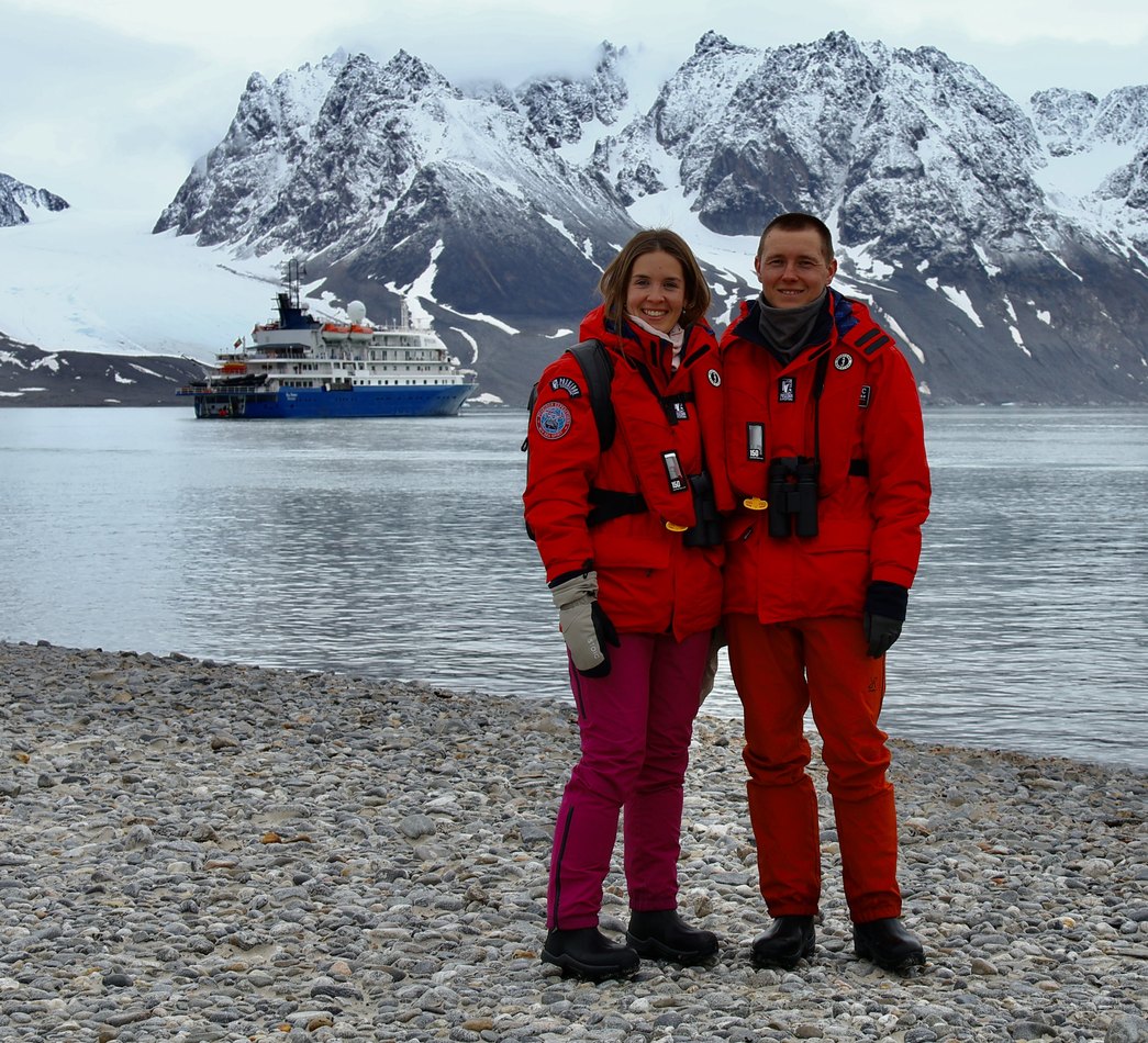 Kevin van Grondelle en Muriël Labahn bij een expeditielanding op Spitsbergen, het schip van Poseidon Expeditions achter hen