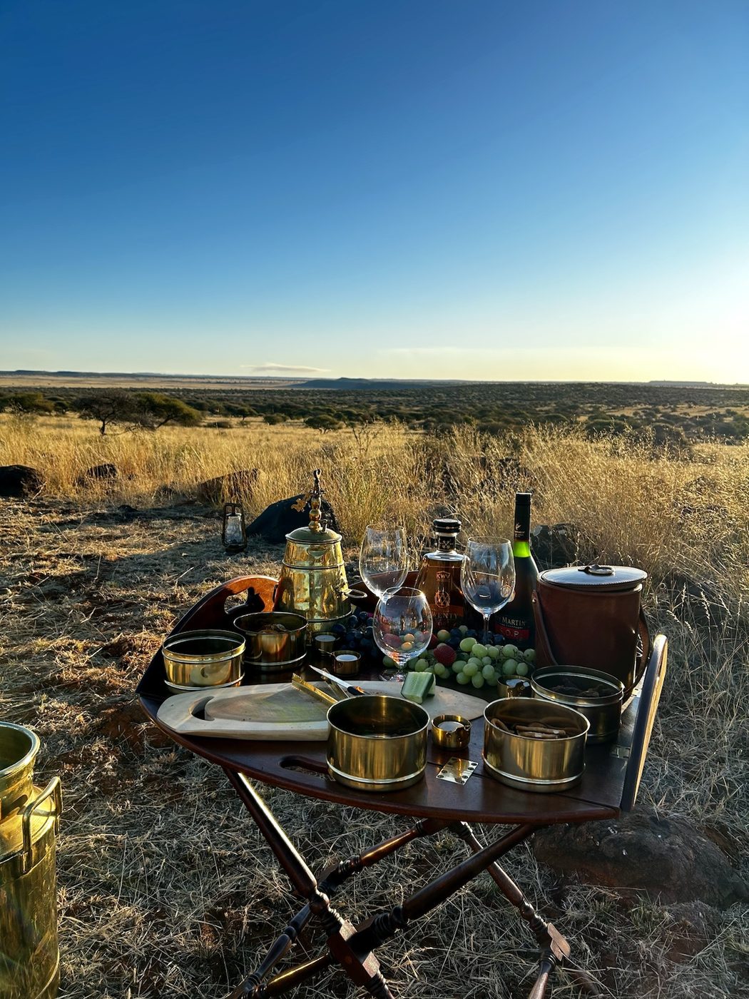Een sundowner in de bush, opgesteld in het veld bij Maloba